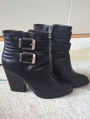 Report Signature Black Leather Ankle Booties with Buckle Straps Size 7.5